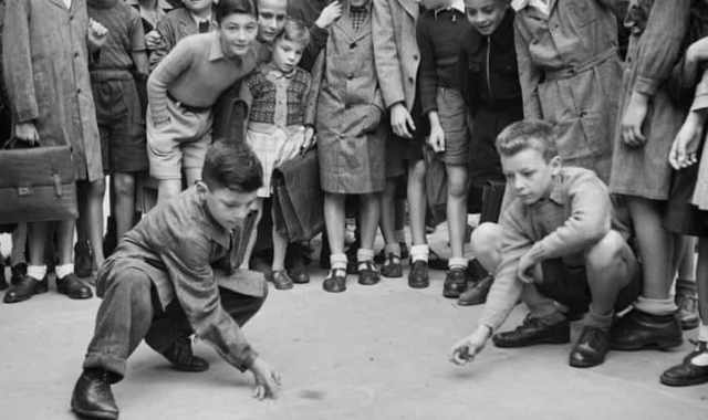 Le nostalgiche biglie di vetro: un tempo importate dagli Usa, oggi sono introvabili